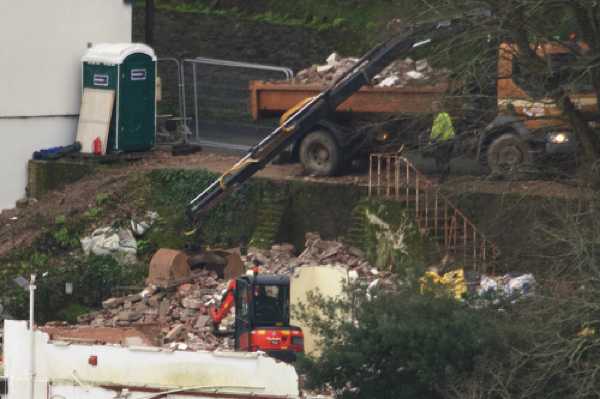 27 January 2020 - 09-37-00 
Meanwhile over on Castle Road, Dartmouth there's a rubble rouser. Not the most up to dat struck you'll see, but but seems to do the job just fine.